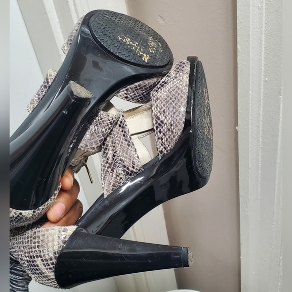 MICHAEL KORS  Women’s Berkley T-Strap Embossed Snakeskin Heels Sandals Size 8M✌️ - Picture 7 of 11